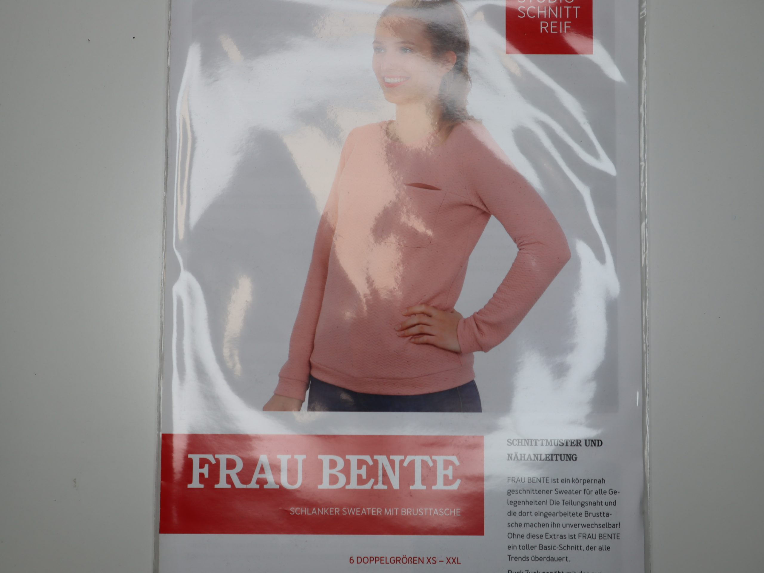 Schnittmuster Studio Schnittreif Frau Bente Schlanker Sweater mit Brusttasche XS-XXL