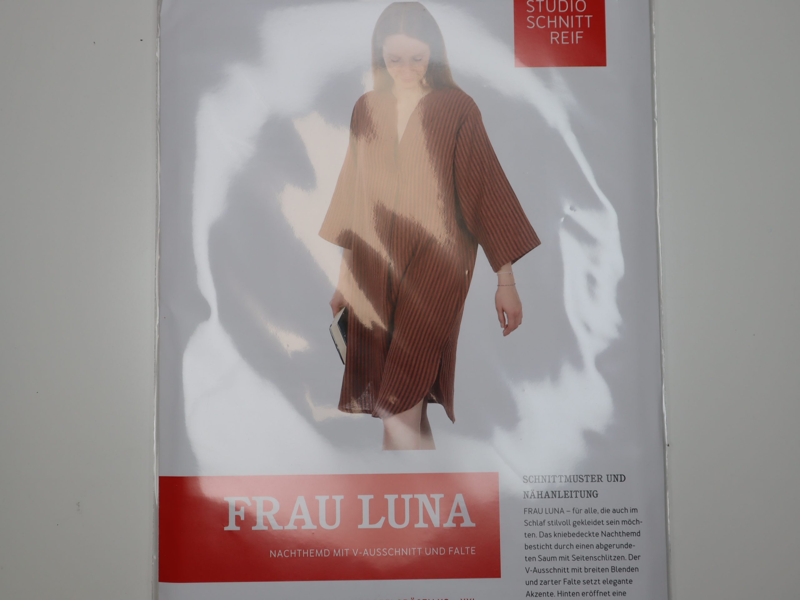 Schnittmuster Studio Schnittreif Frau Luna Nachthemd mit V-Ausschnitt und Falte Größe XS-XXL