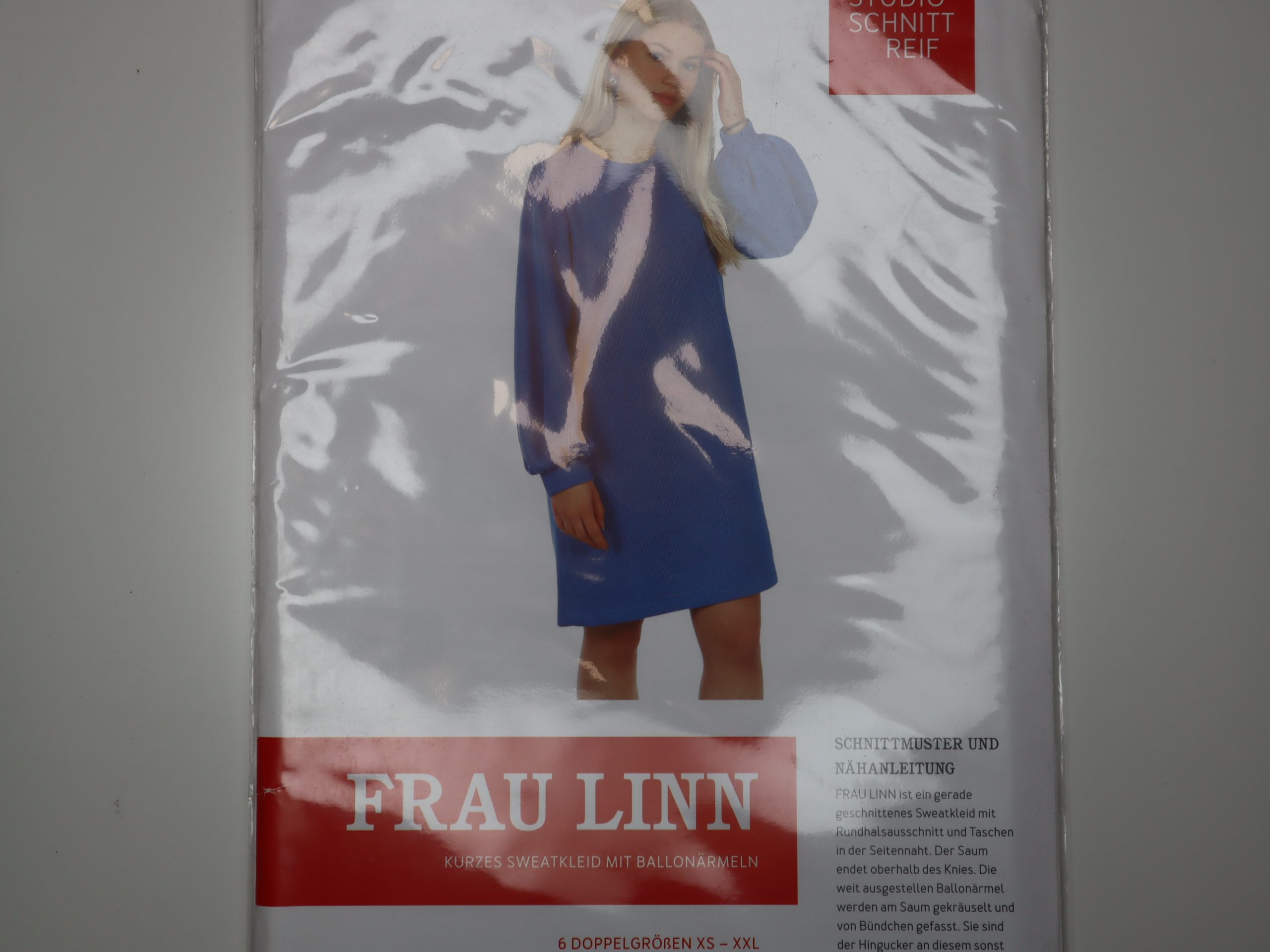 Schnittmuster Studio Schnittreif Frau Linn Kurzes Sweatkleid mit Ballonärmeln Größe XS-XXL